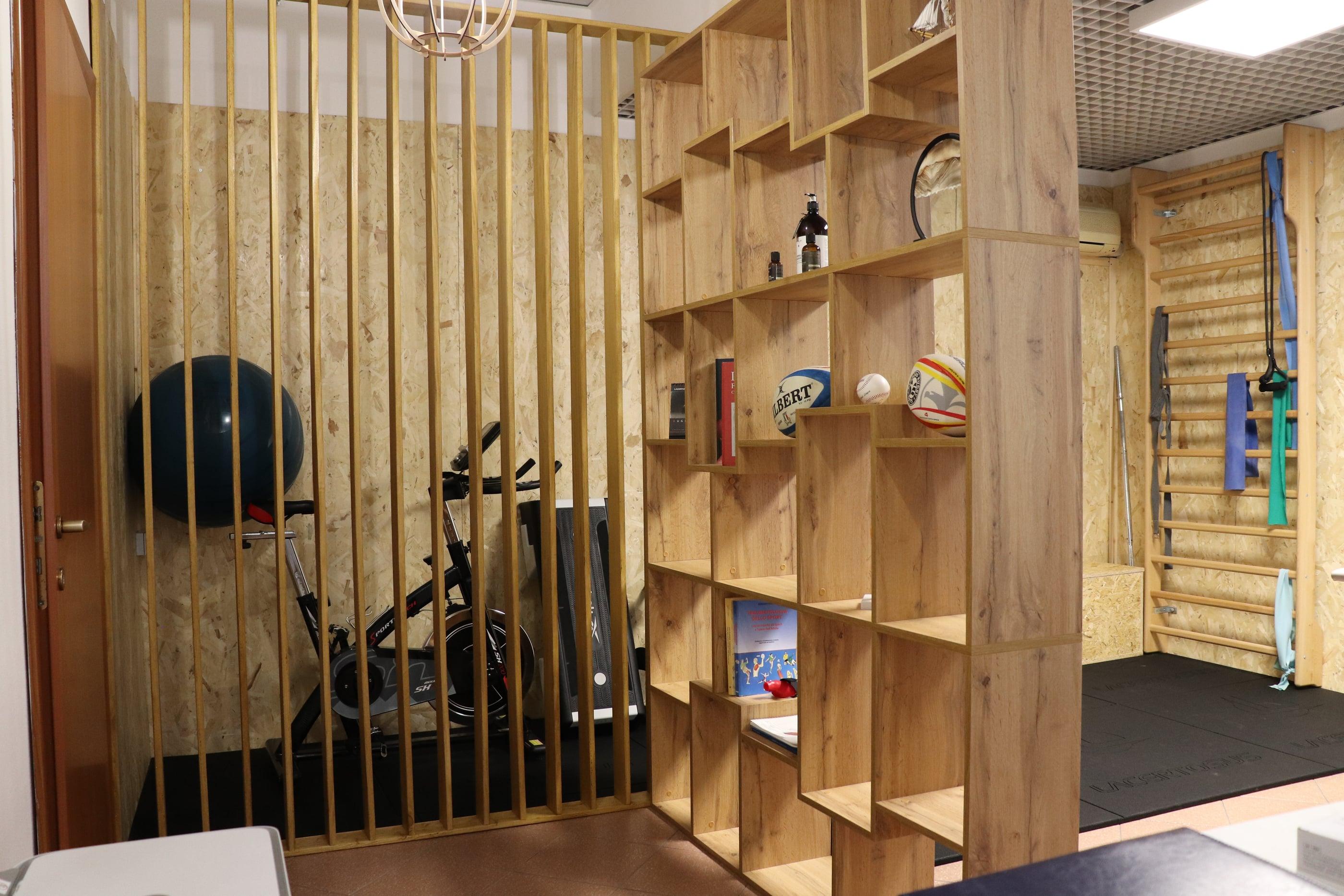 Studio F.N., piccola palestra organizzata con libreria e separazione a listelli